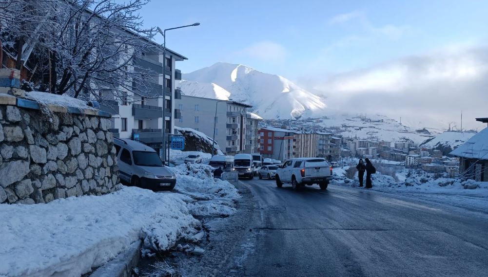 Hakkari’de kar sonrası buzlanma: Araçlar ilerleyemedi