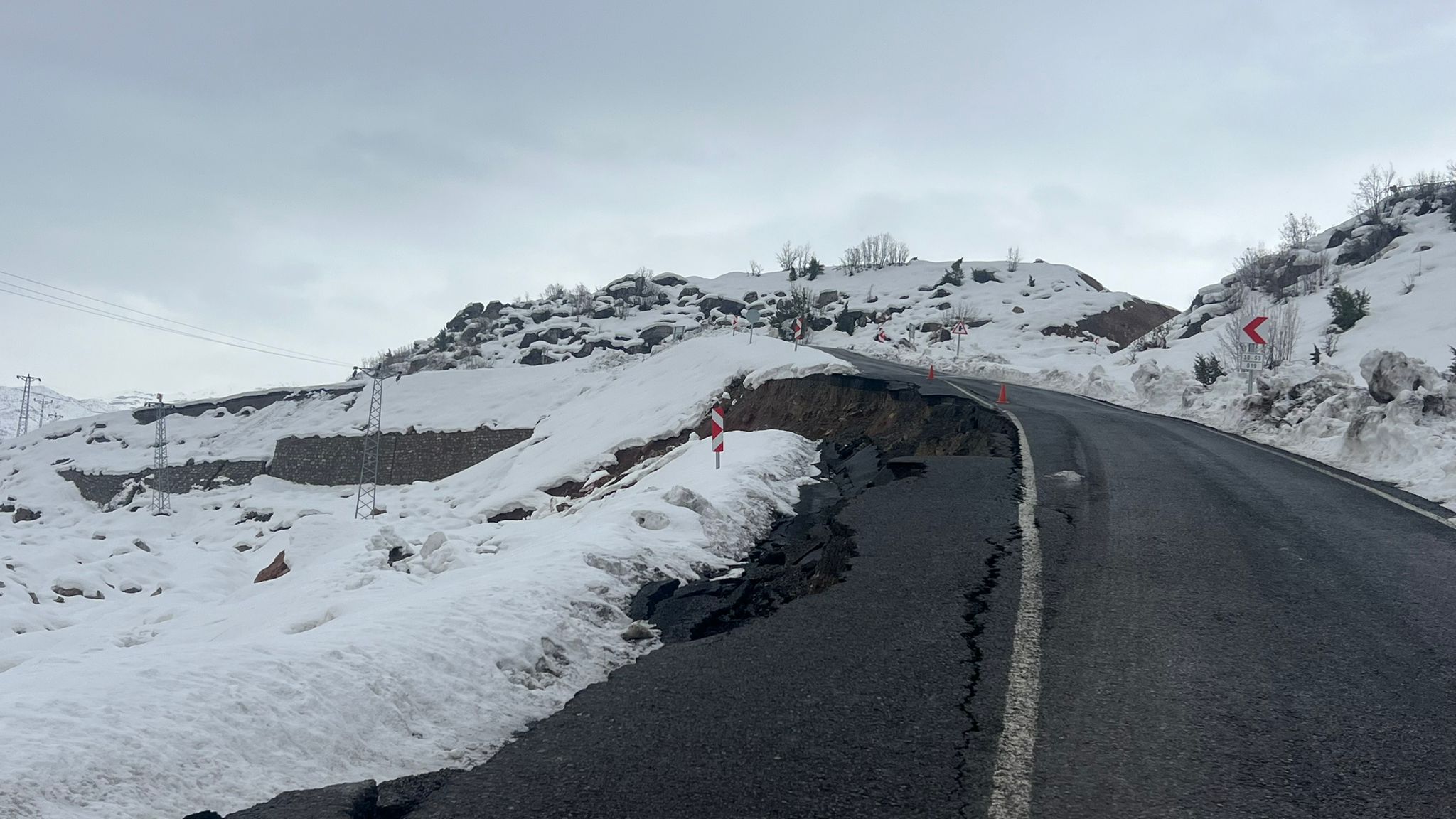 Hakkari'de Geçen Yıl Yapılan Yol çöktü: Vatandaşlar sitem etti!