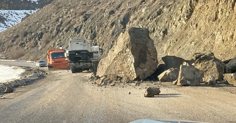 Hakkari-Yüksekova karayolunda dev Kaya düştü!