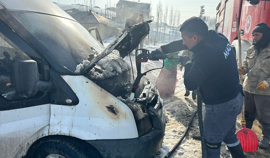 Yüksekova’da Minübüs yangını korkuttu