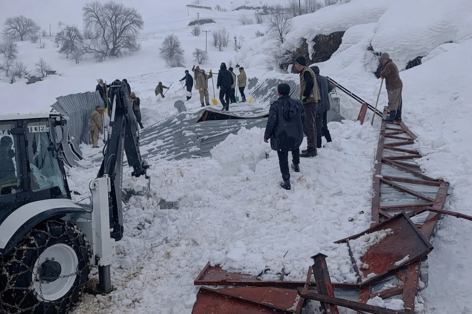 Hakkari’de Ahır Kar Yüküne Dayanamadı