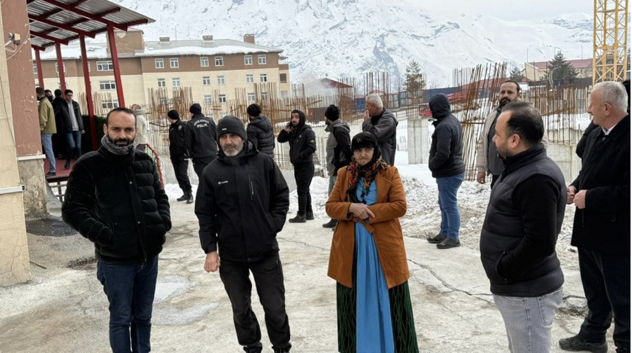 Hakkari’de Seyyar Satıcılara Operasyon: Adliyede Fenalaşan Bir Kişi Hastaneye Kaldırıldı