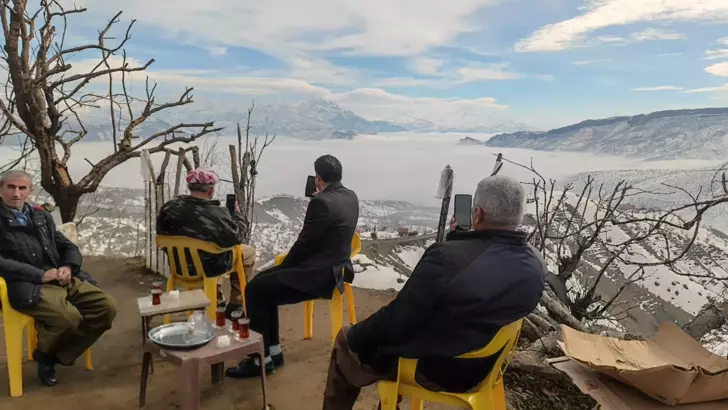 Derecik’te sis etkili oldu