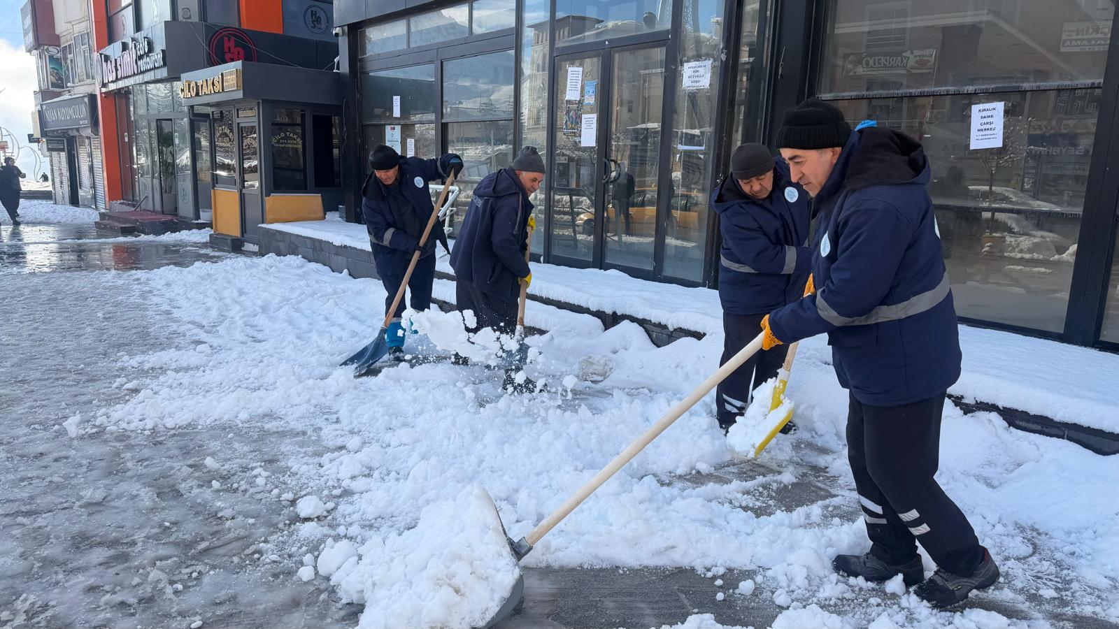 Hakkari Belediyesinin Karla Mücadelesi sürüyor