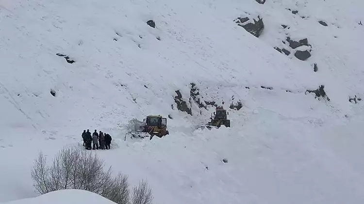 Hakkari'de çığ nedeniyle kapanan yol, 2 ay sonra açıldı
