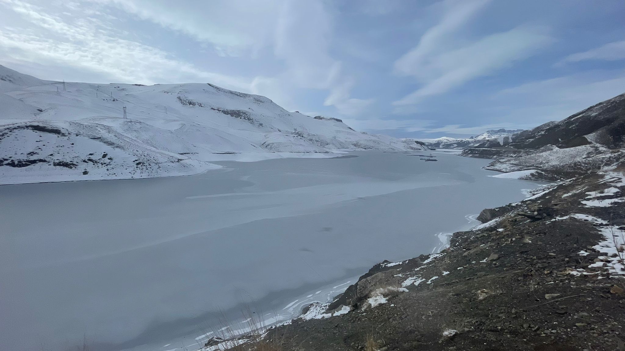 Hakkari-Van Yolundaki Zernek barajı dondu!