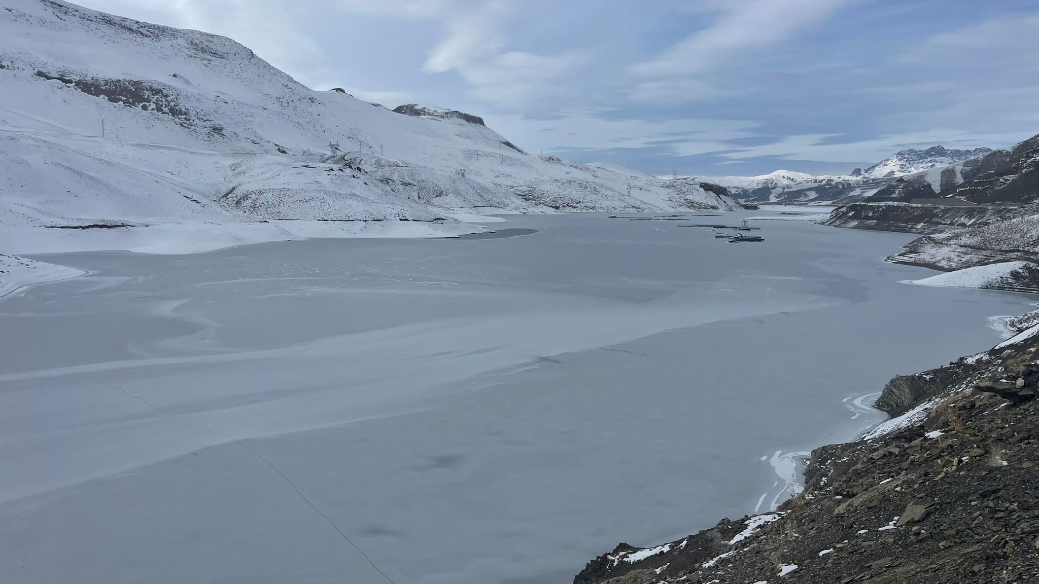 Hakkari-Van Yolundaki Zernek barajı dondu!
