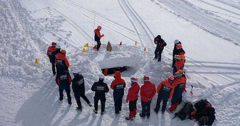 Hakkâri’de İtfaiye ve AFAD Personeline Çığda Farkındalık Eğitimi