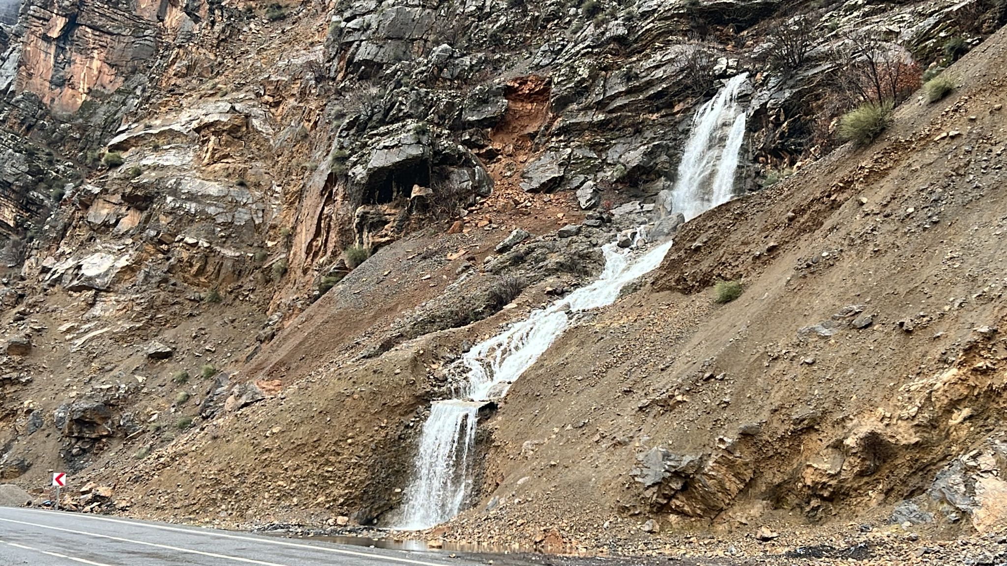 Çukurca’daki Beyaz Su Şelalesi Erken Akıyor