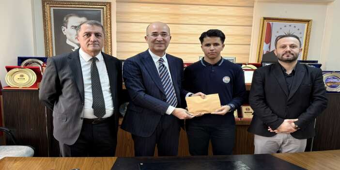 Türkiye Birincisi Öğrenci Mikail Kameri Esendere Belediyesi’nde Ağırlandı