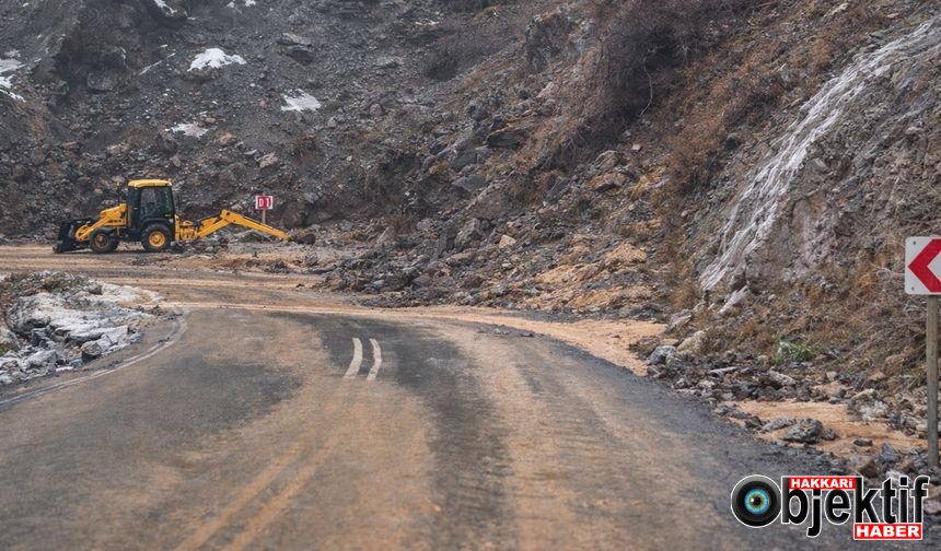 Hakkari’de Heyelan Karayolunu Kapattı