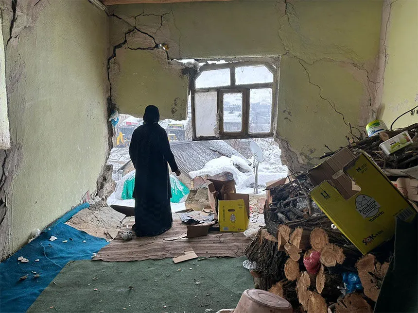 Hakkari'de Ev Çöktü: Yaşlı Kadın Kış Ortasında Evsiz Kaldı