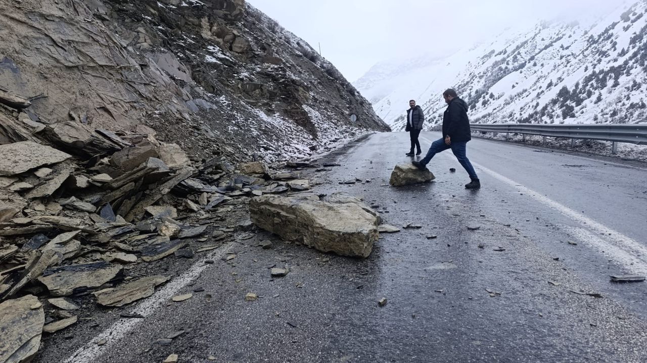 Hakkari- Van karayoluna Dev kayalar düştü