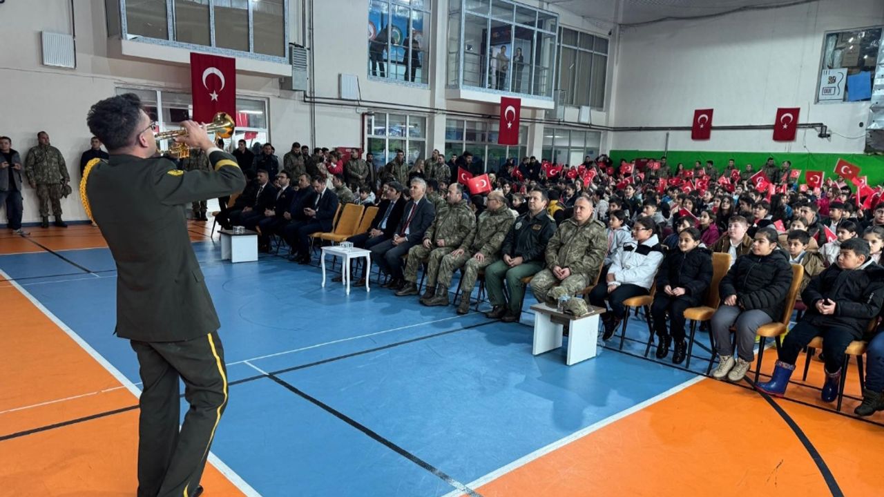 Askeri bando takımı Yüksekova’da konser verdi