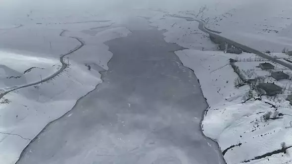 Yüksekova'daki Dilimli Barajı buz tuttu