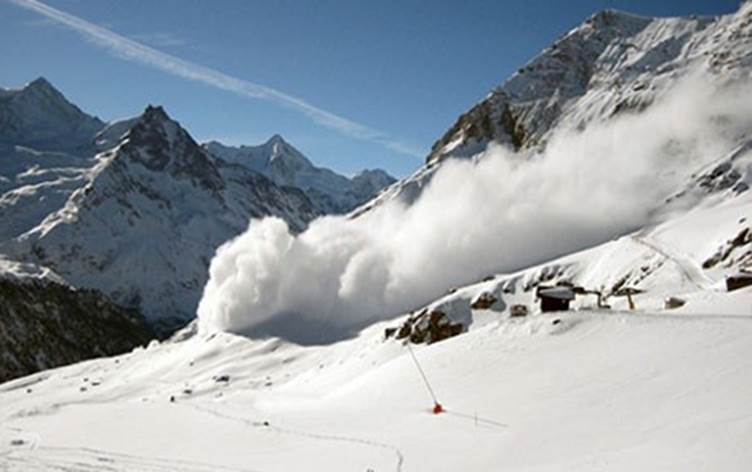 Hakkari'de Çığ Tehlikesi: O Anlar Kamerada! (VİDEO)