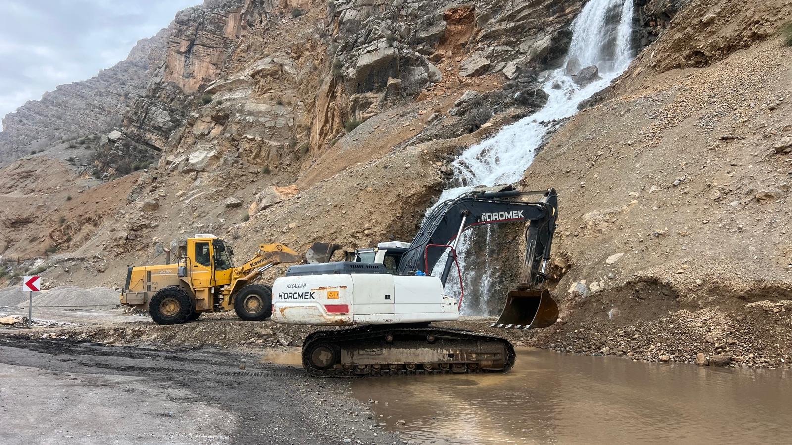 Çukurca Beyaz Su Şelalesi Gönüllü Çalışmayla Temizlendi