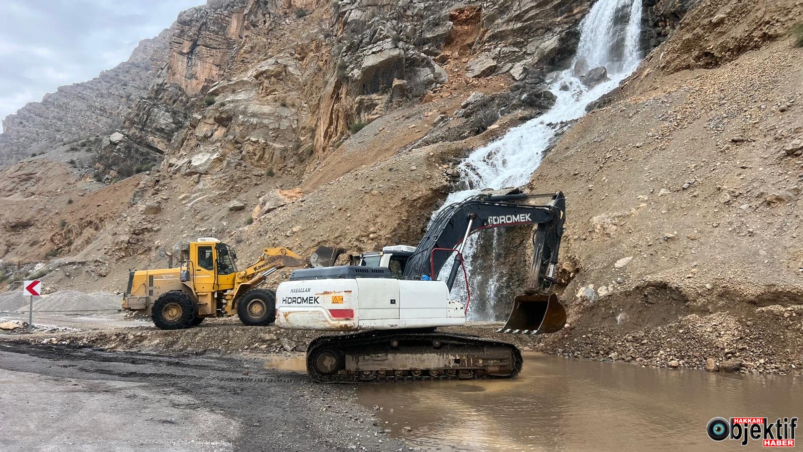 Çukurca Beyaz Su Şelalesi Gönüllü Çalışmayla Temizlendi