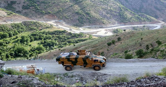 Hakkari'de karakol inşaatına saldırı: 1'i ağır 2 işçi yaralandı