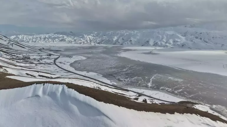 Yüksekova'da Buzu çözülmeye başlayan Nehil Sazlığı görüntülendi!