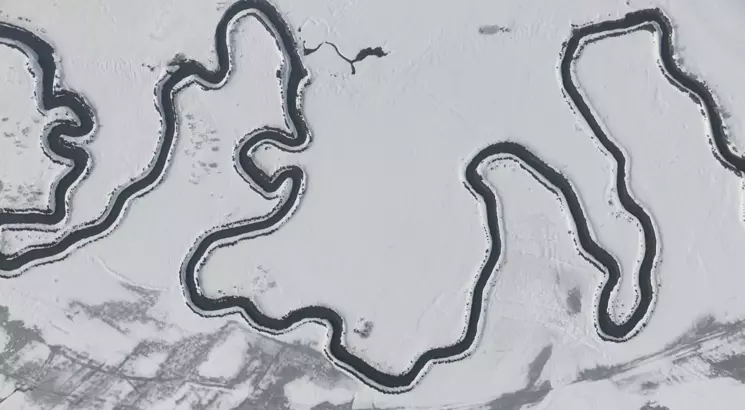 Yüksekova'da Beyaz örtüyle kaplanan Menderesler, görüntülendi