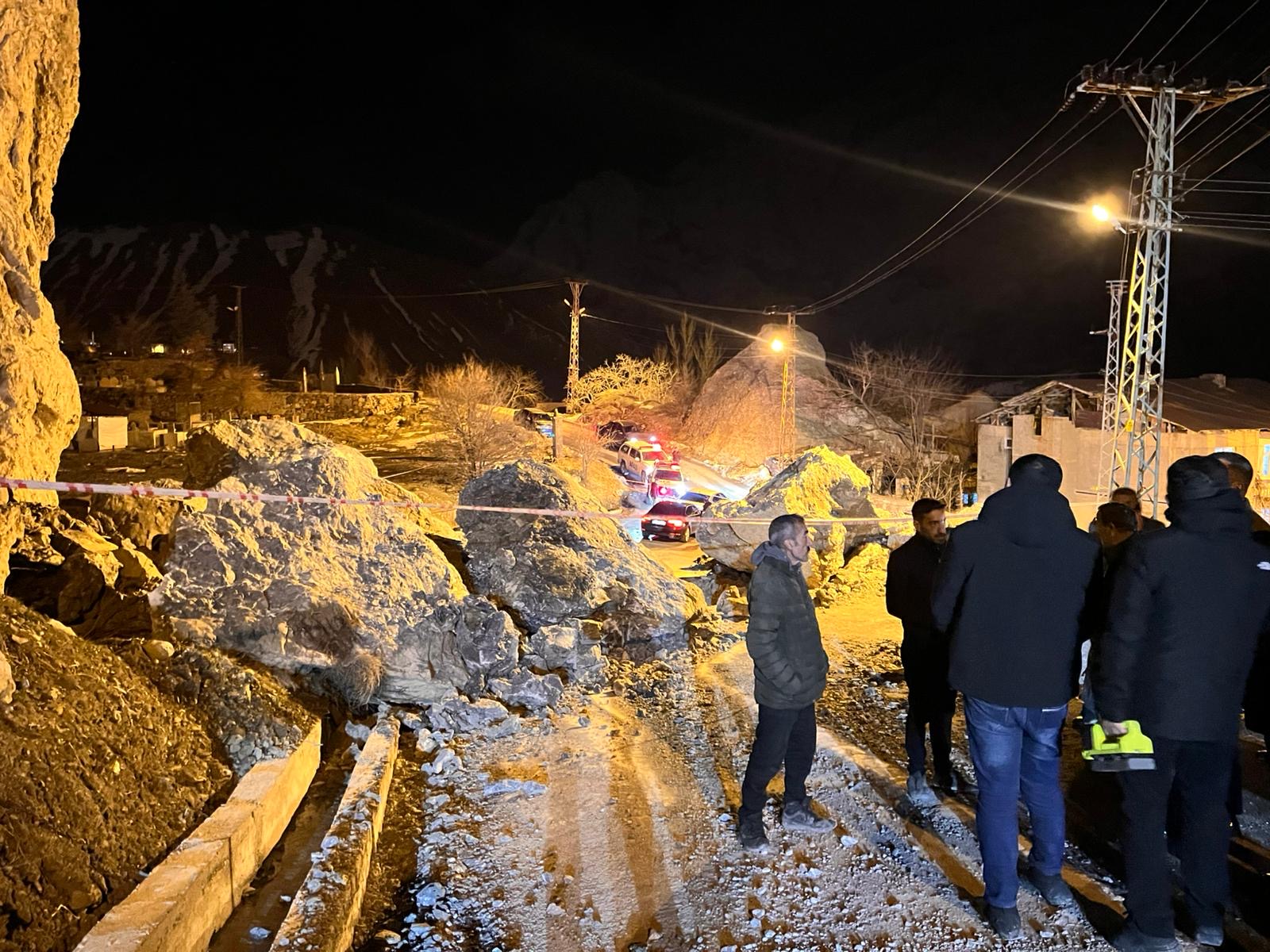 Vali Yardımcıları Kaya Düşmesi Bölgesinde İnceleme Yaptı