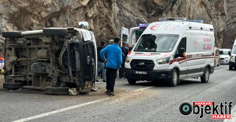 Hakkari'de Midibüs takla attı: Yaralılar var