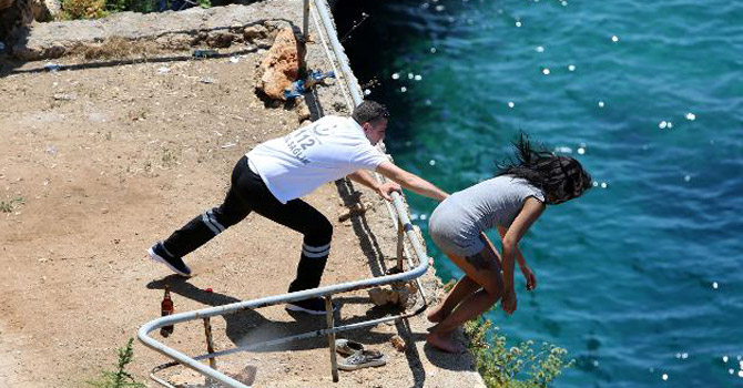 Canına kıymaya kalkan kadını tutamadı