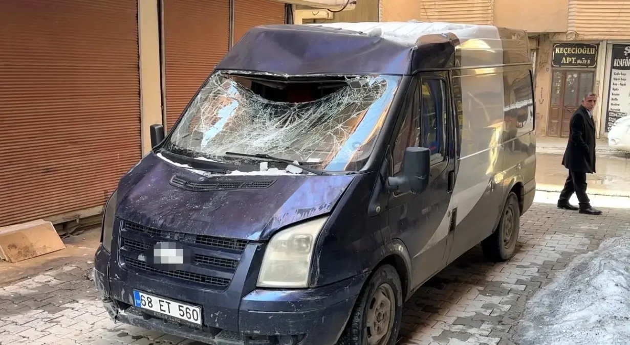 Hakkari'de 7’nci Kattan Düşen Kar Az Kalsın Facia Yaşatıyordu