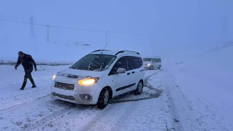 Yüksekova'da kar ve tipi; araçlar yolda kaldı