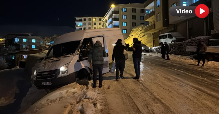 Hakkari'de Onlarca Araç Kaza Yaptı, Sürücüler Tuzlama İstedi