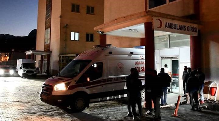 Hakkâri’de Kavga: Camlar Kırıldı, 2 Kişi Yaralandı