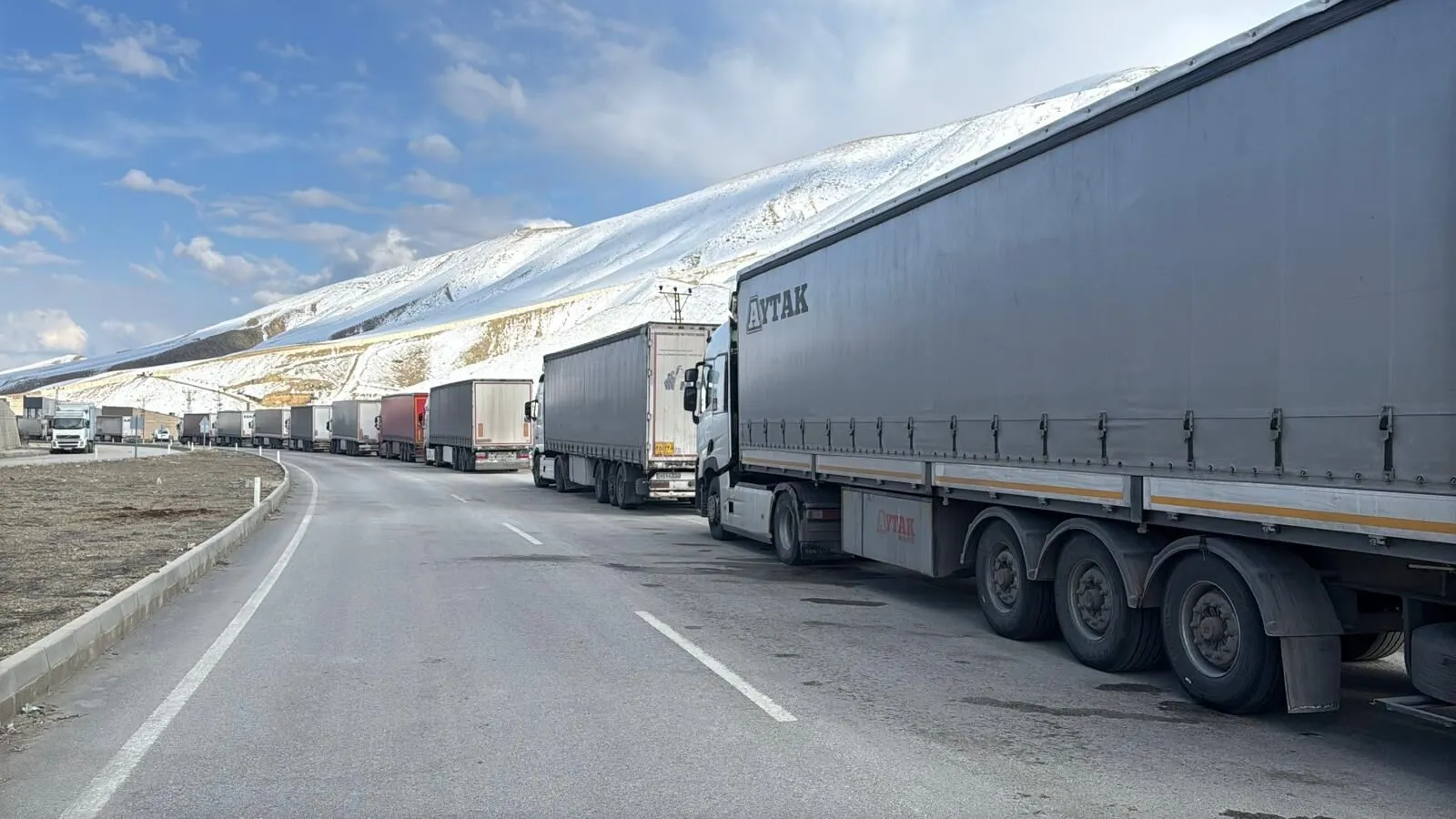 Hakkari Sınır Kapısı’nda savaş alarmı: Yabancılar İran’ı terk ediyor