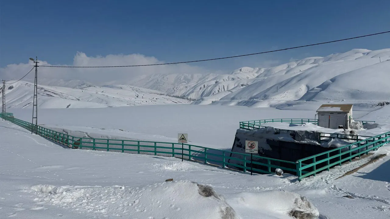 Yüksekova Barajı Mart ayında dondu!