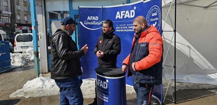 Yüksekova'da “Deprem Değil, İhmal Öldürür” standı!