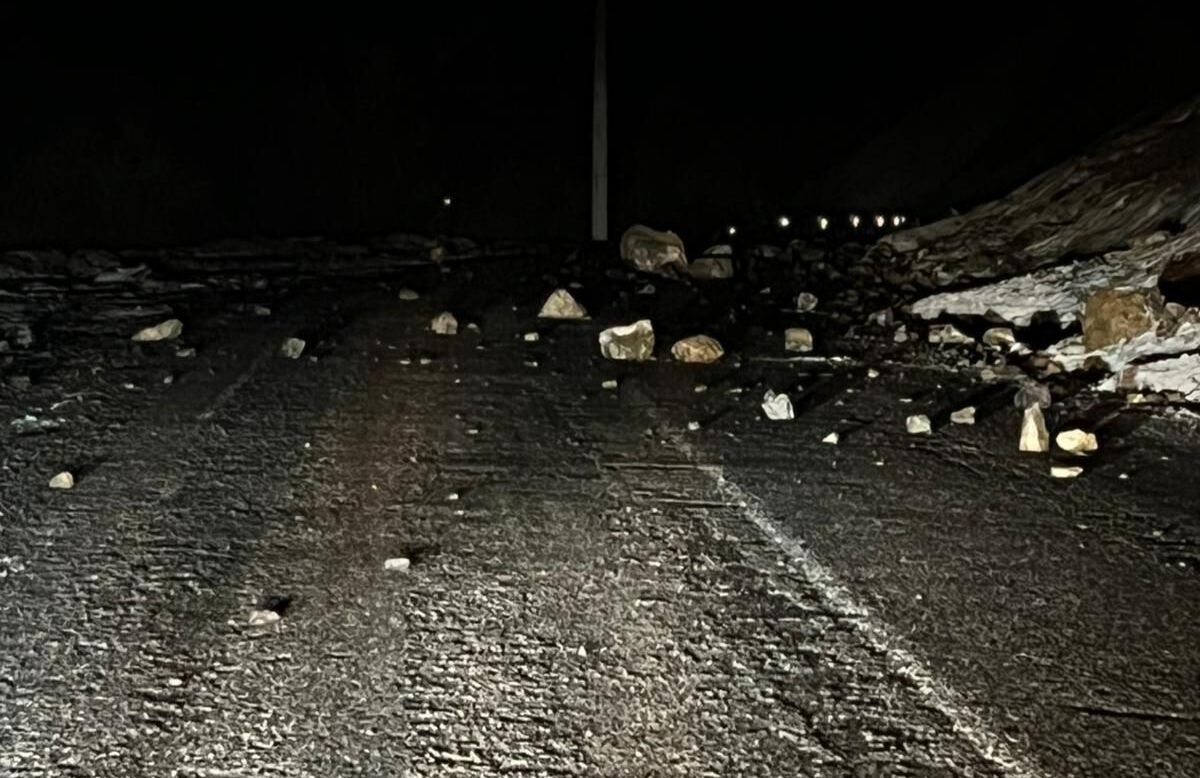 Hakkari’de Kaya Düşmesi: Karayolunda Ulaşım Aksadı