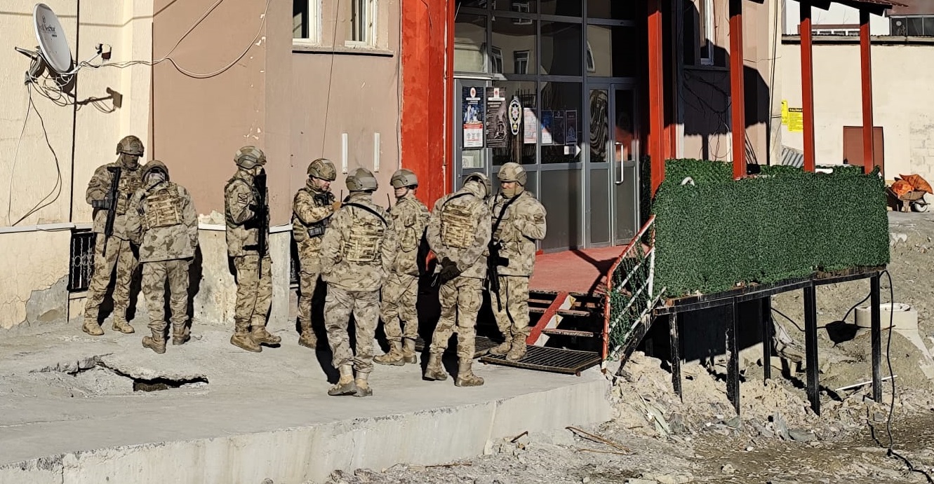 Jandarma'dan Hakkari Emniyetine operasyon: 1'i Başkomiser 4 tutuklama