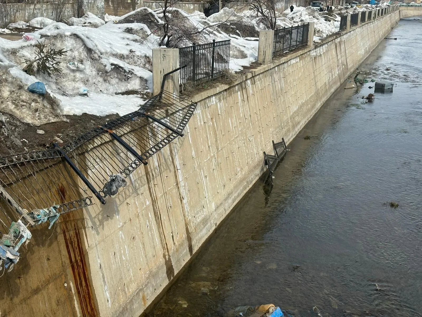 Yüksekova'ya Yakışmayan Görüntüler! Büyükçay Deresi Tehlike Saçıyor