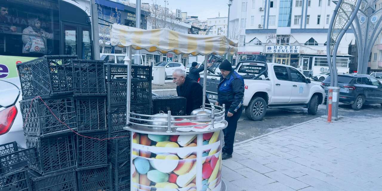 Hakkâri’de Seyyar Satıcı Tartışmaşı: Esnaf Zabıtayı göreve çağırdı!