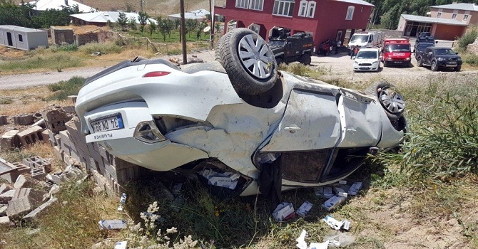 Kaçak sigara yüklü otomobil polisten kaçarken takla attı