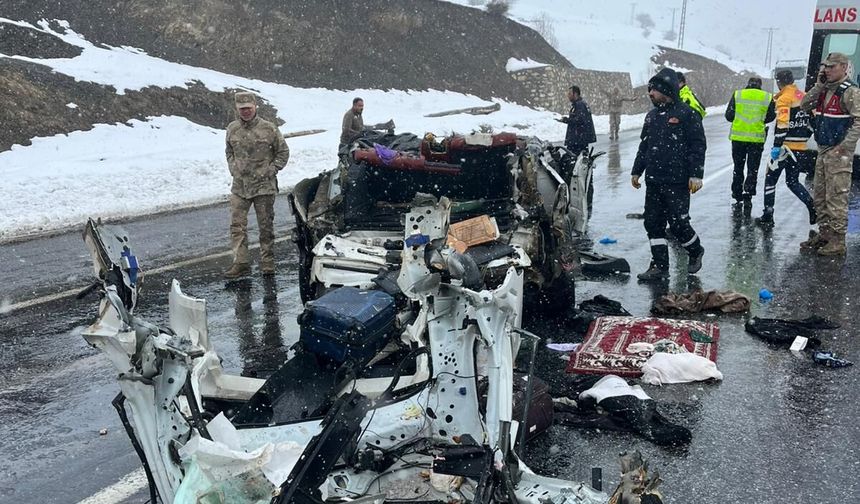 Feci kazada Hakkarili kadın ve eşi hayatını kaybetti