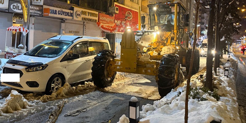 Hakkari'de Uyarılar Dinlenmedi, Kar Temizliği Araçlara Takıldı