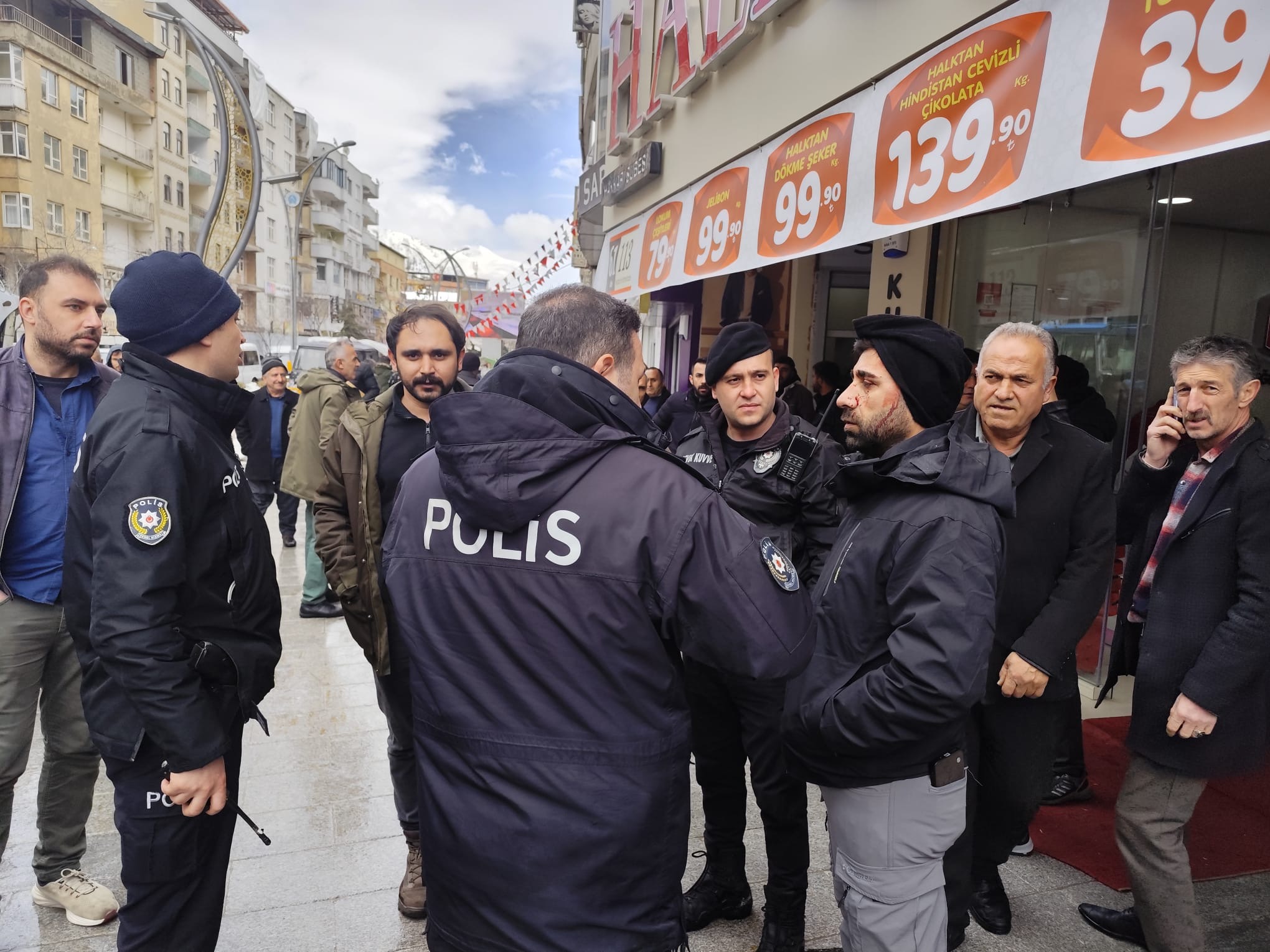 Hakkâri’de Zabıta-Esnaf Gerginliği: Kürekle Yaralama İddiası