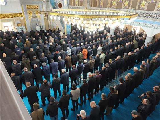 Hakkari’de Kadir Gecesi Camilerde Dualarla İdrak Edildi