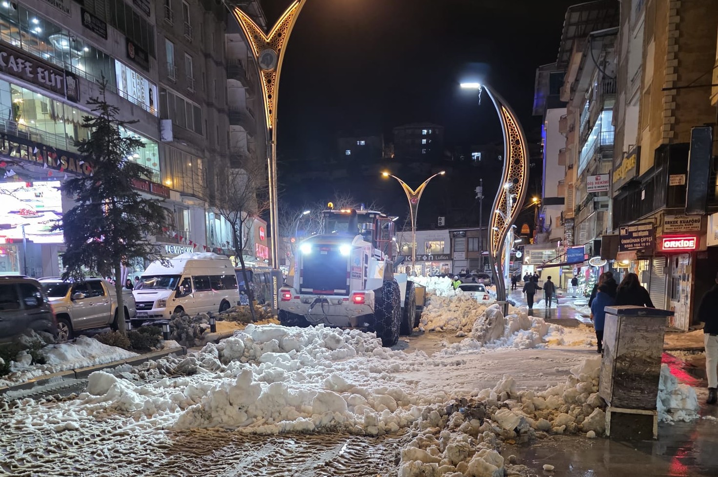 Hakkari’de Karla Mücadele Gece Gündüz Sürüyor