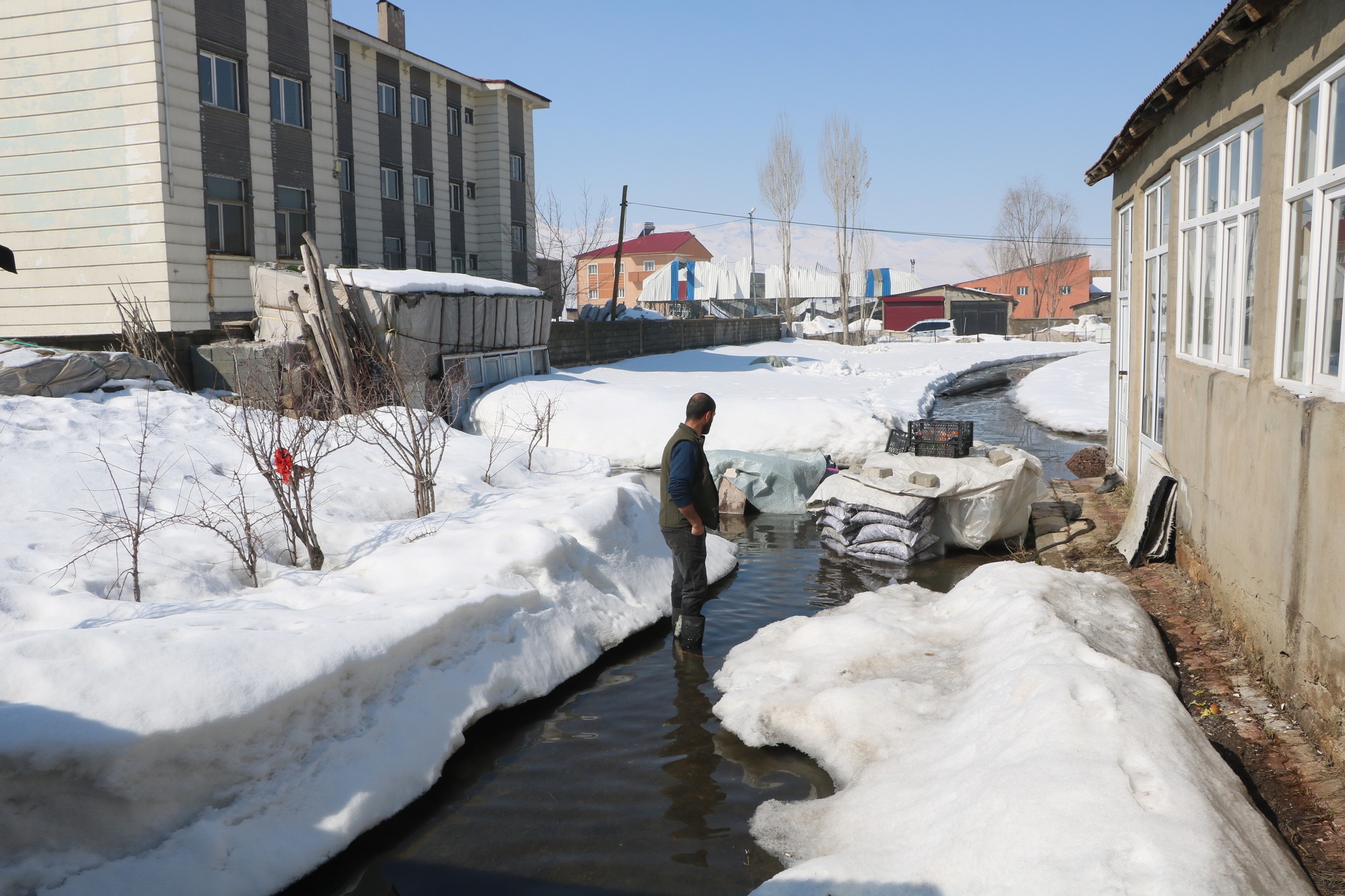 Yüksekova'da Rögarlar taştı, bazı evleri su bastı