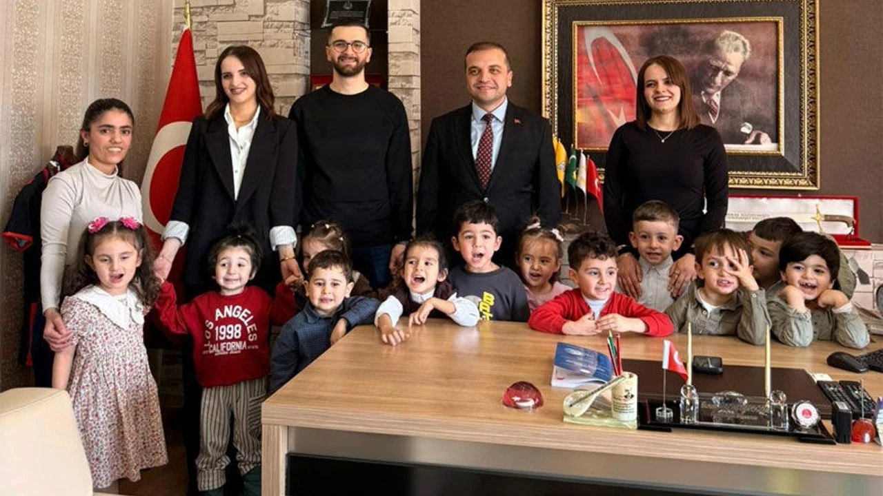 Hakkari Cumhuriyet Başsavcısı miniklerle bayramlaştı