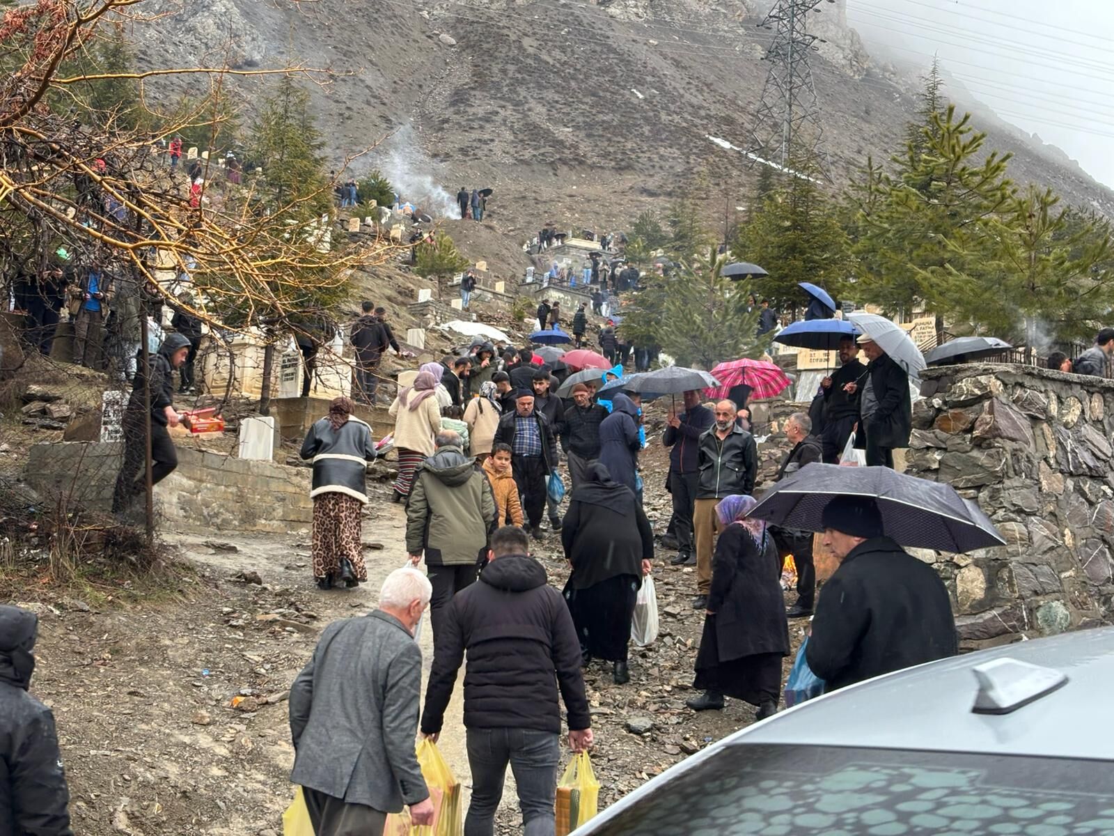Bayramda Hüzün ve Dua: Hakkari’de Mezarlıklar Doldu