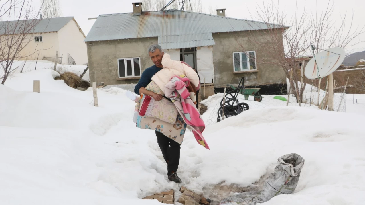 Hakkari'de Biri engelli 4 çocuğuna hem annelik hem babalık yapıyor