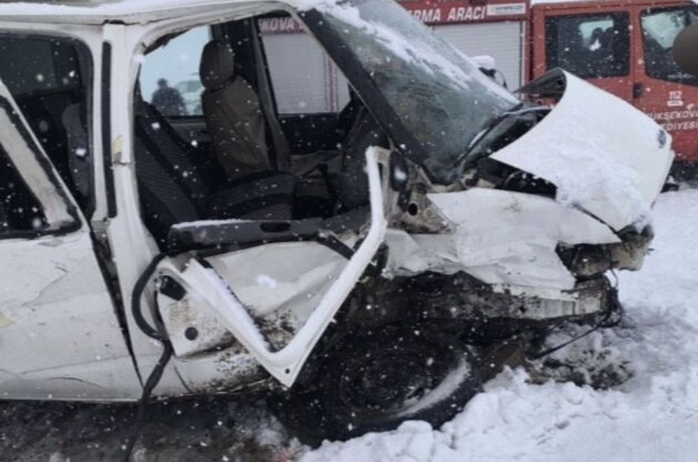 Hakkari-Yüksekova karayolunda acı kaza: 1 ölü 8 yaralı